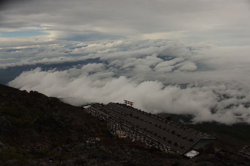 Panorama chmur widziana ze szlaku na górze Fuji, z fragmentem ścieżki w dolnej części obrazu.