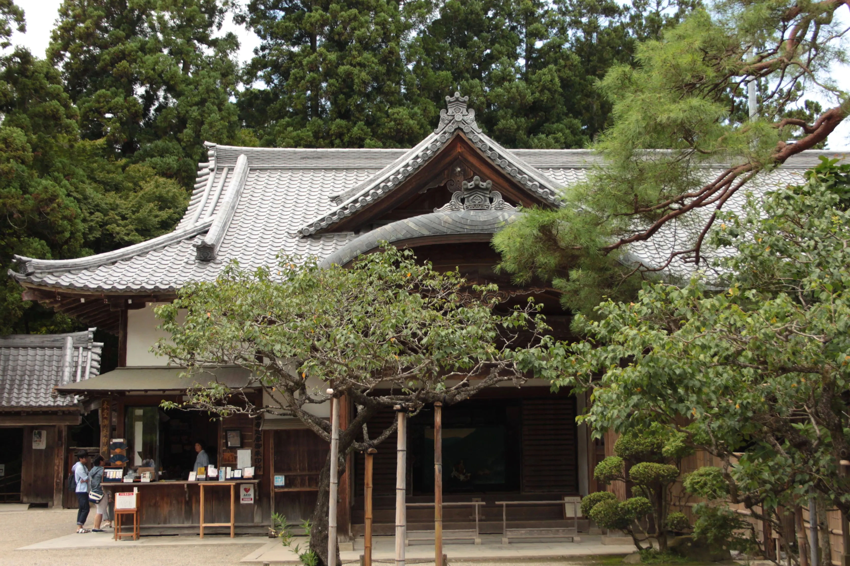Tradycyjny budynek świątyni Chuson-ji w Hiraizumi, otoczony drzewami