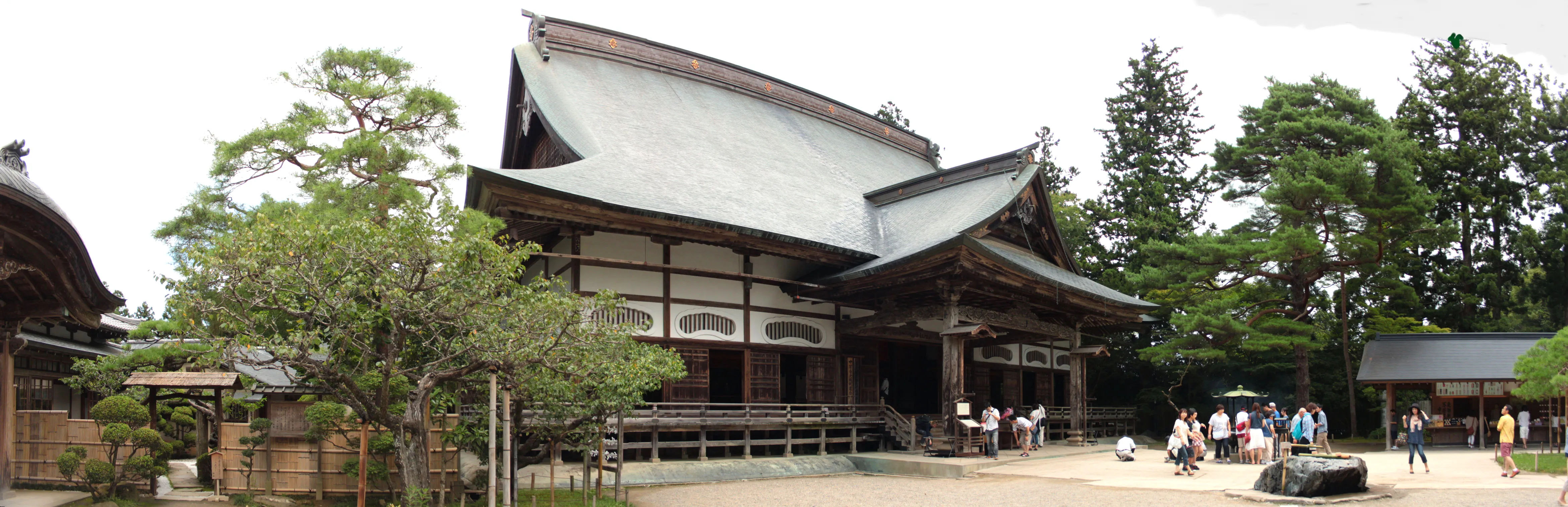 Hala w kompleksie Chuson-ji w Hiraizumi, otoczona drzewami i turystami