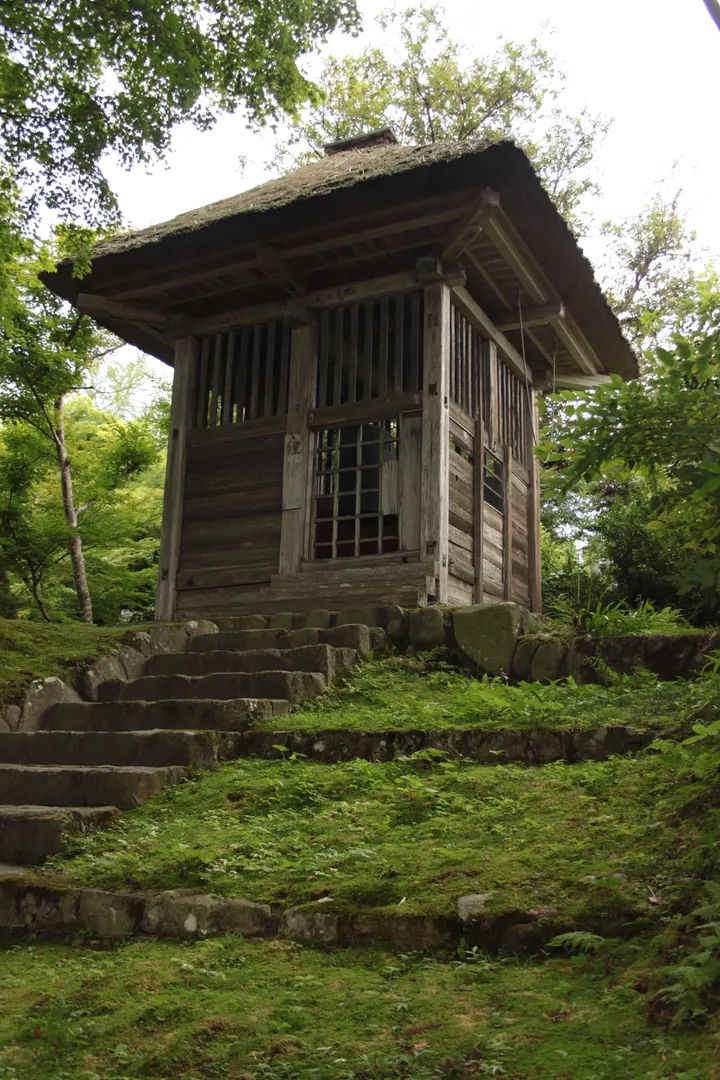 Tradycyjny drewniany pawilon w świątyni Chuson-ji w Hiraizumi, otoczony drzewami