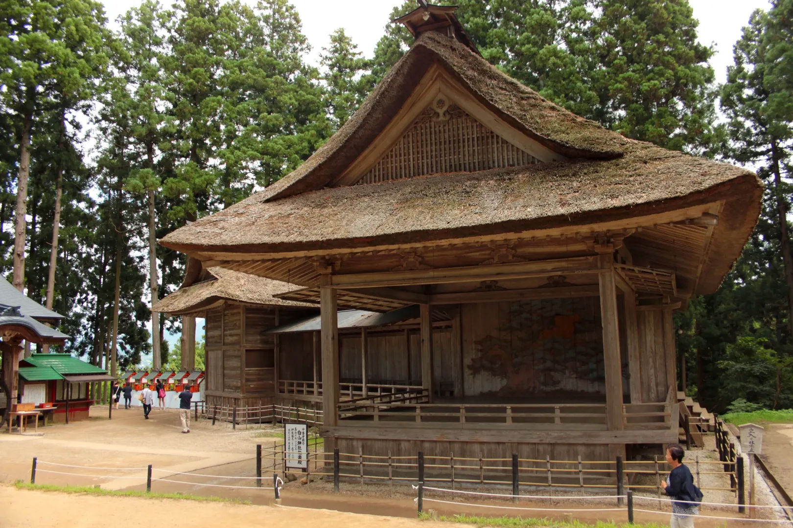 Tradycyjny drewniany pawilon w świątyni Chuson-ji w Hiraizumi, otoczony drzewami