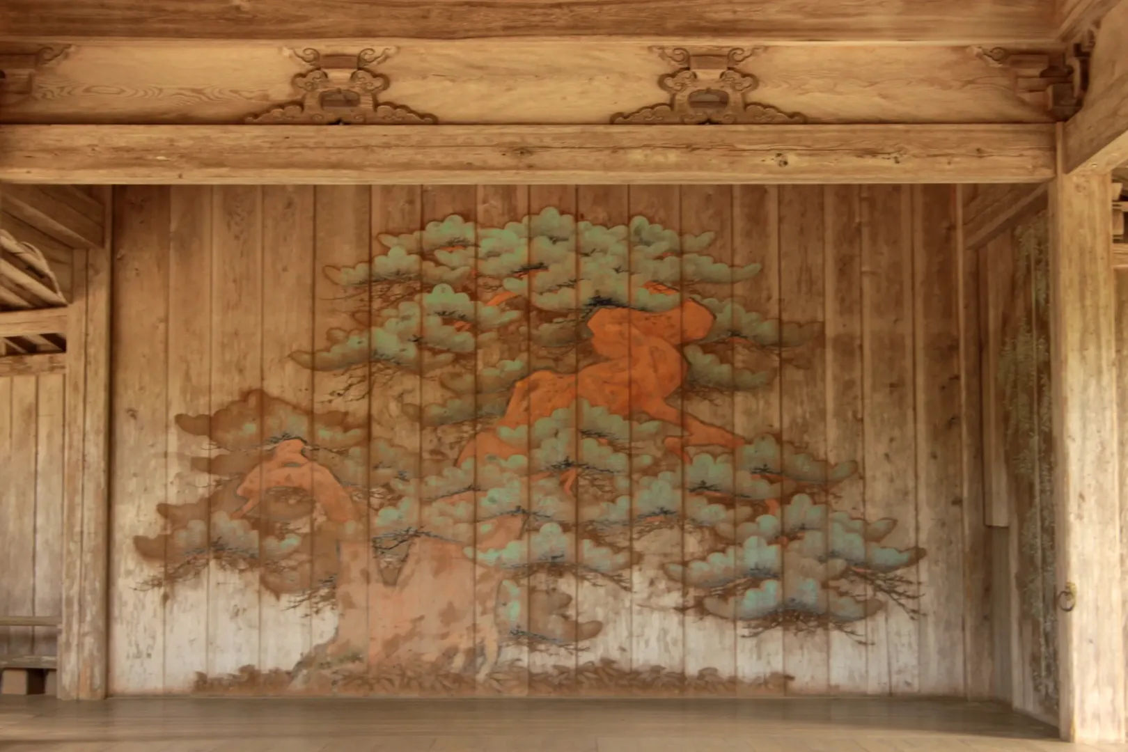 Tradycyjny japoński mural na drewnianej ścianie przedstawiający motyw przyrodniczy w kompleksie Chuson-ji w Hiraizumi