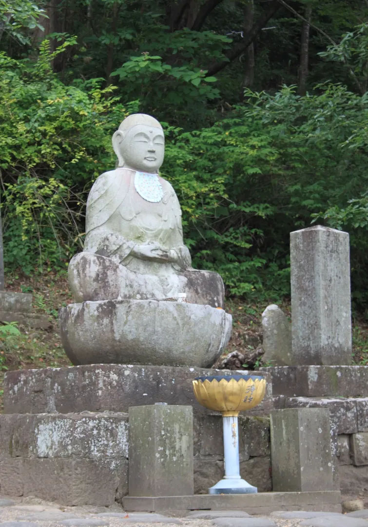 Kamienna statua siedzacego Buddy