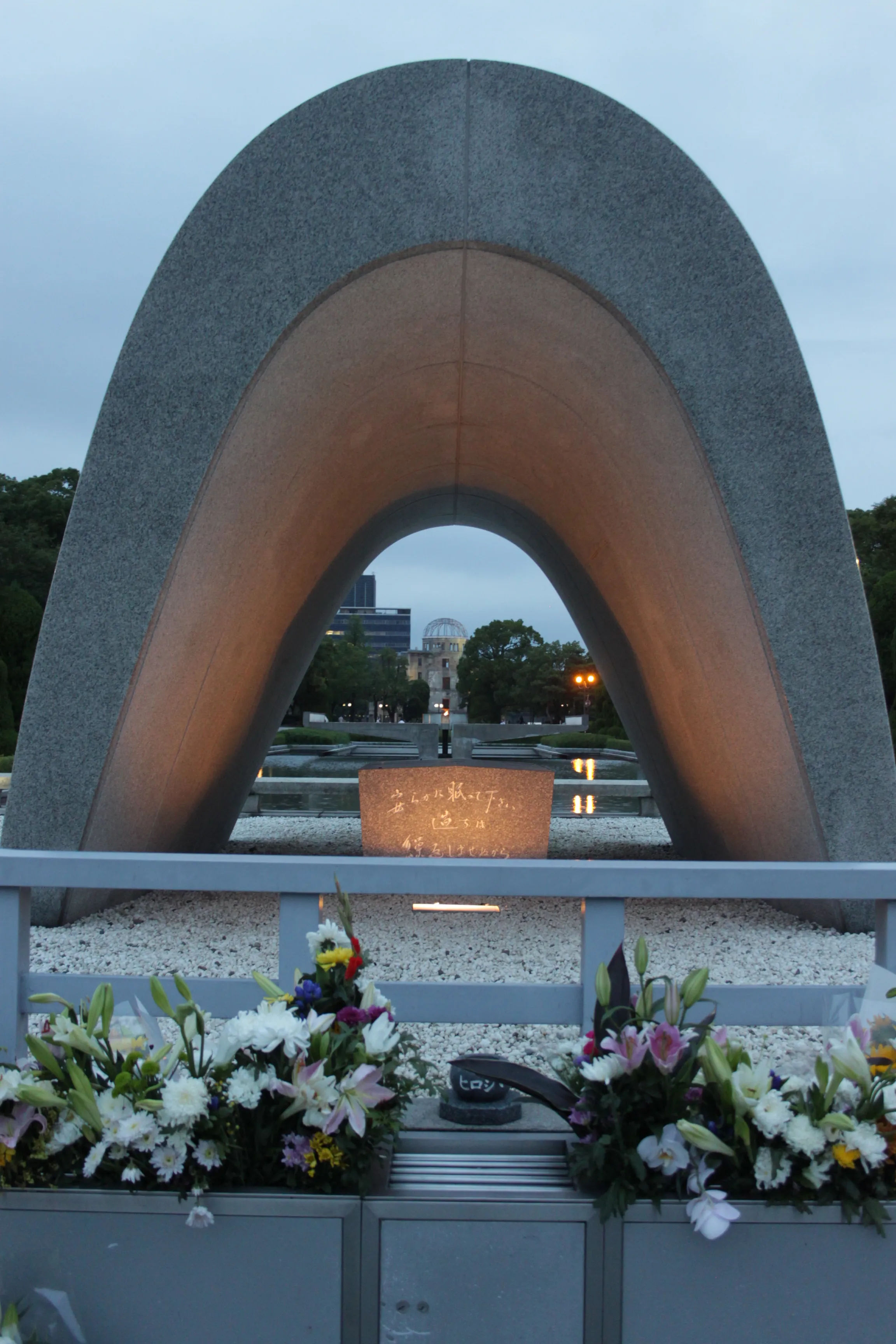 Pomnik Cenotafu w Parku Pokoju w Hiroszimie, w tle Muzeum Pokoju.