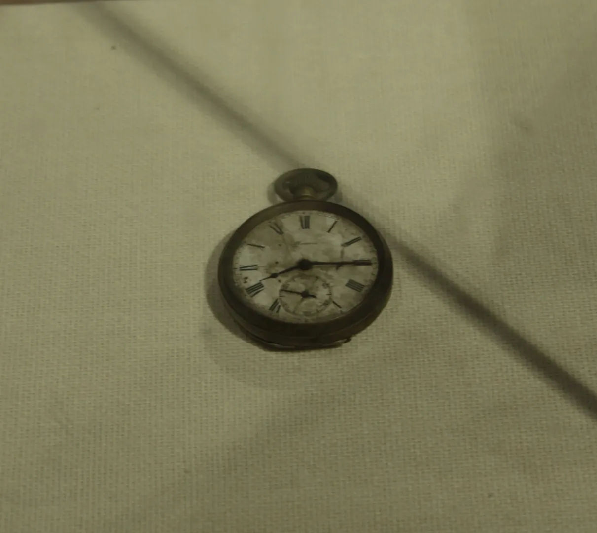 Zegar kieszonkowy zatrzymany o godzinie 8:15, symbolizujący moment wybuchu bomby atomowej w Hiroszimie.