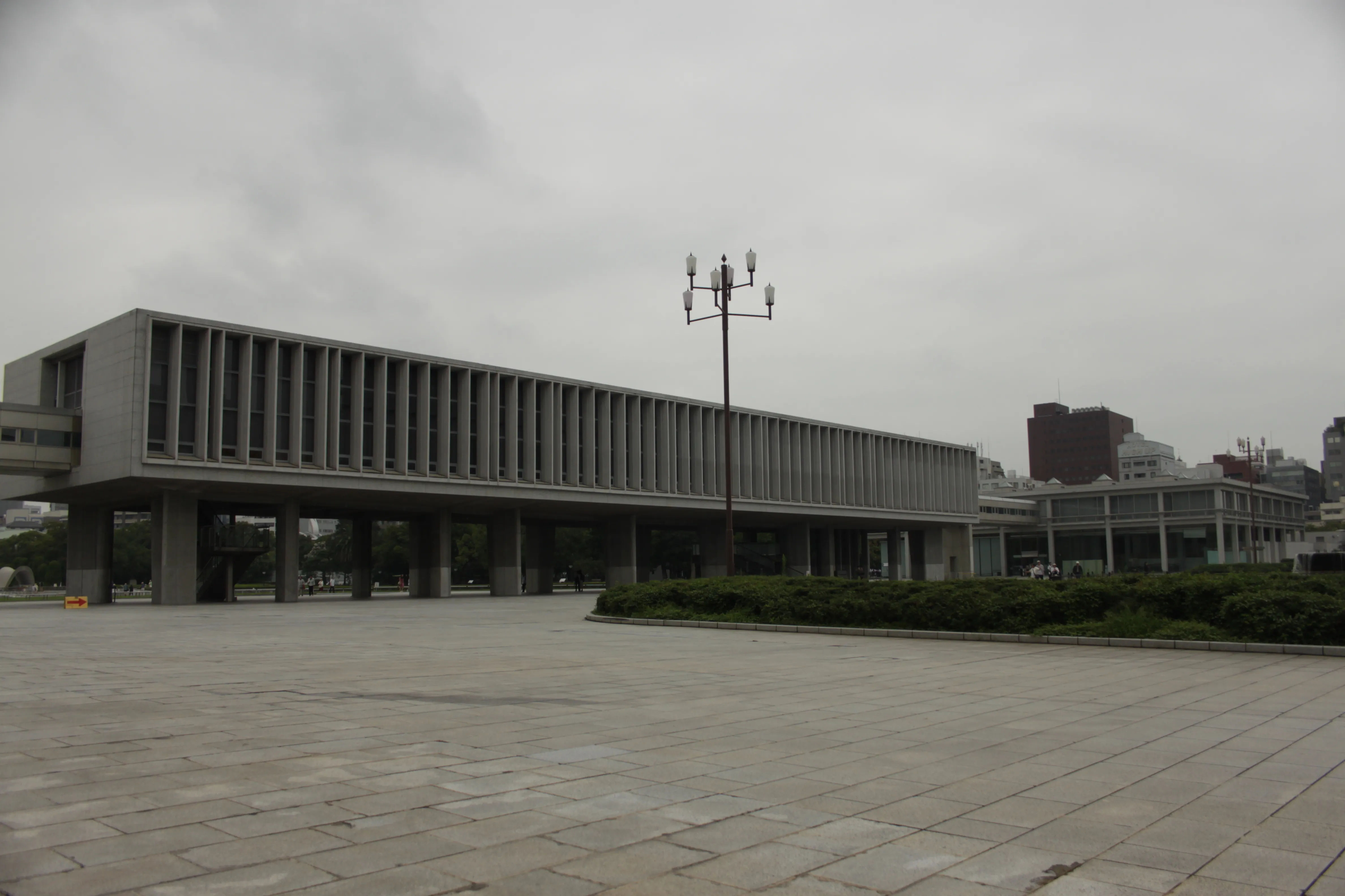 Budynek Muzeum Pokoju w Hiroszimie, z prostym, modernistycznym stylem architektonicznym.