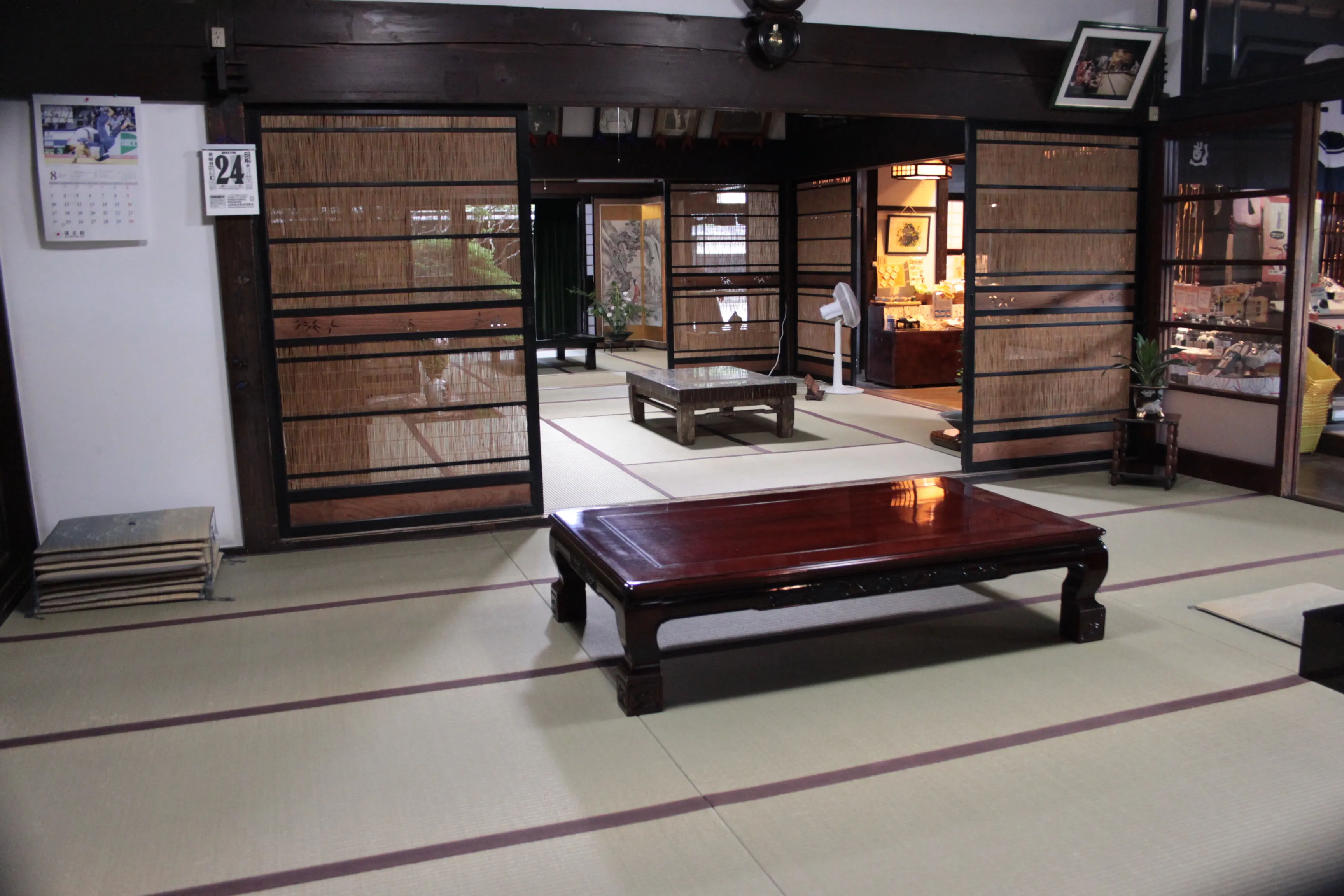 Tradycyjne japońskie wnętrze z tatami, niskim stolikiem i przesuwanymi drzwiami