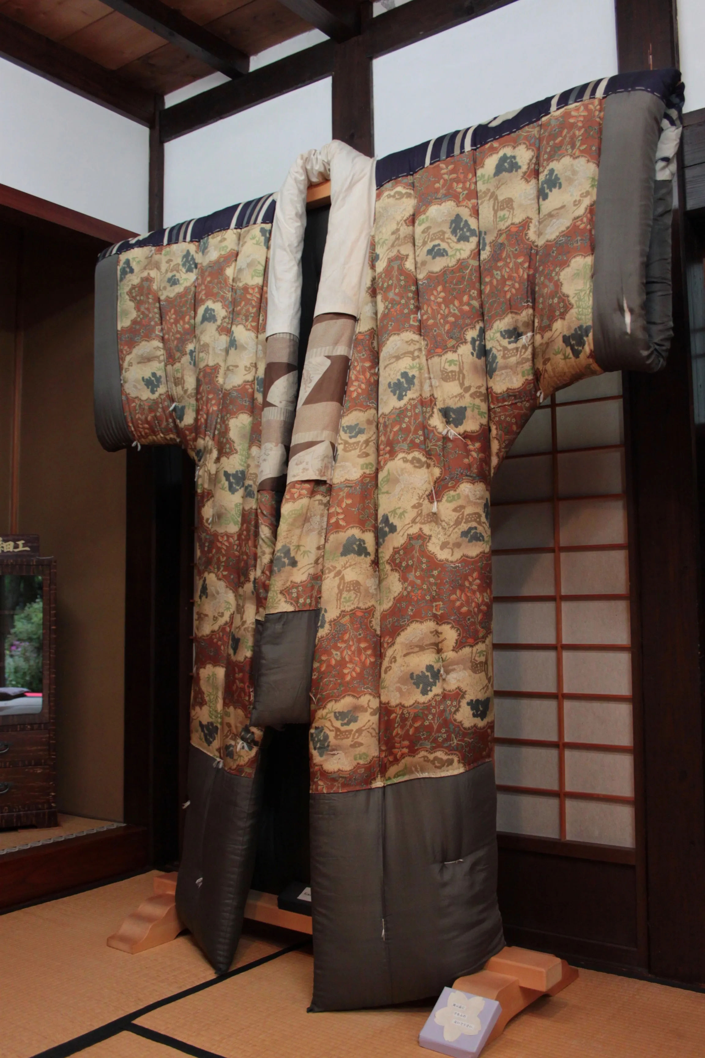zawieszone zimowe kimono