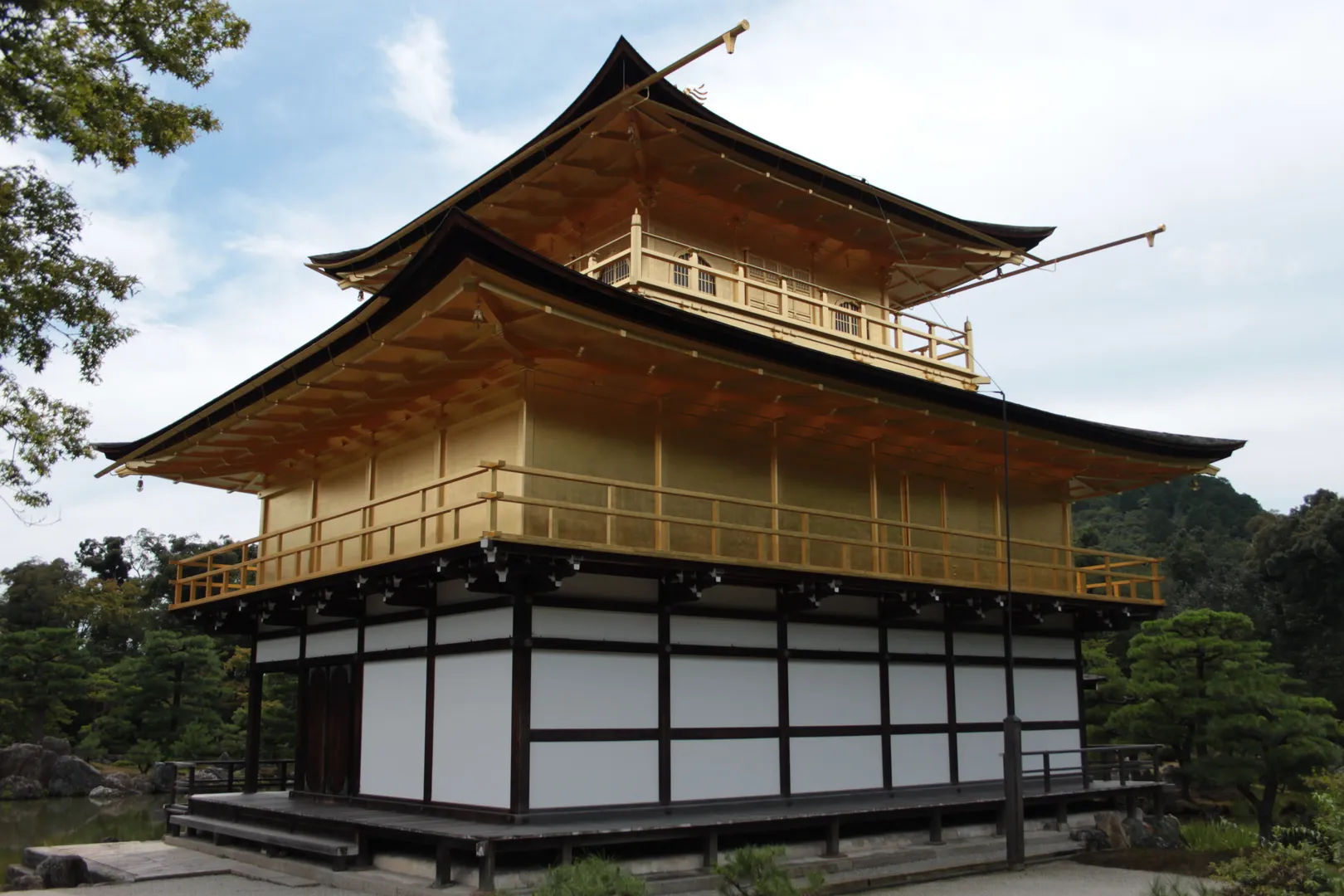 Widok na Kinkaku-ji, Złoty Pawilon w Kioto, z bocznej perspektywy.