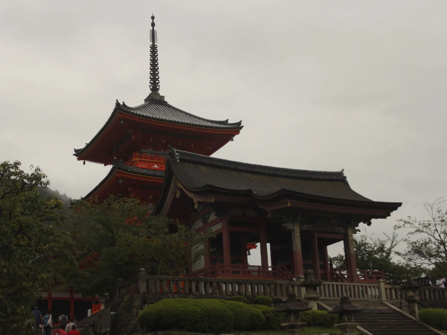 Widok na pagodę świątyni Kiyomizu-dera, otoczoną zielenią.