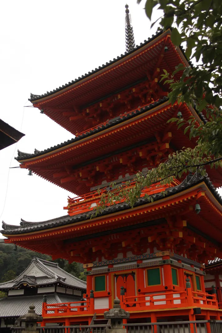 Szczegół architektoniczny świątyni Kiyomizu-dera, z charakterystycznymi czerwonymi dachami.