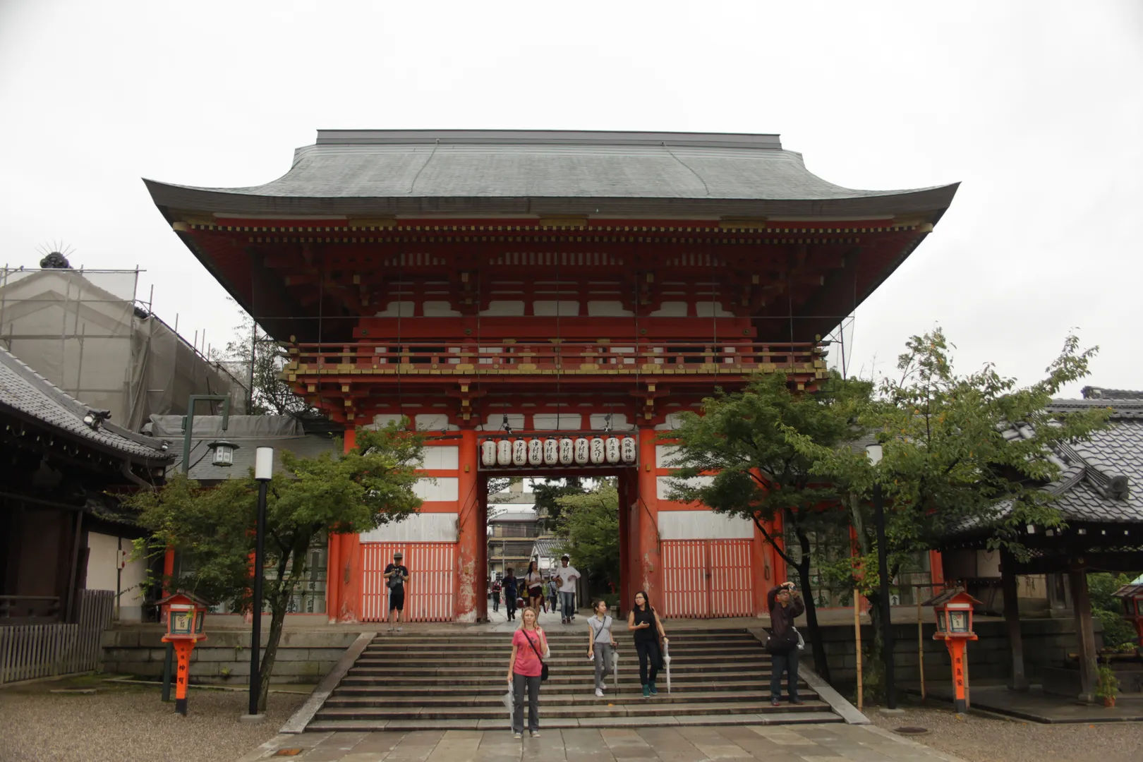 Brama wejściowa do Pagody Yasaka, symbol tradycyjnej architektury japońskiej.