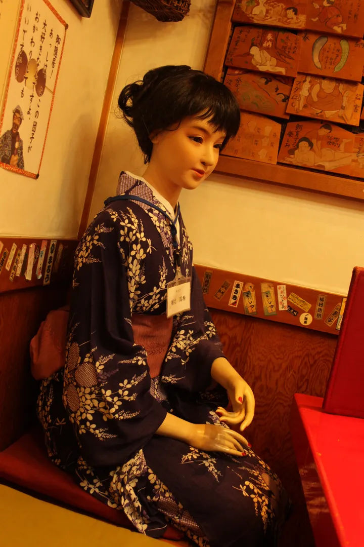 Manekin w tradycyjnym stroju kimono w restauracji w Kioto, Gion.
