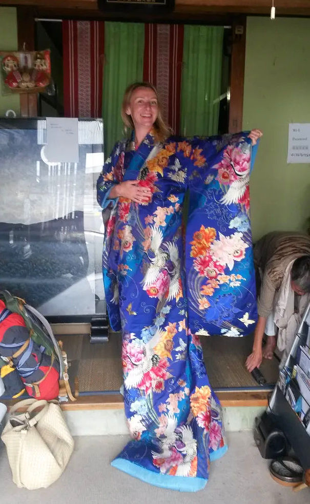 kobieta w niebieskim kimono