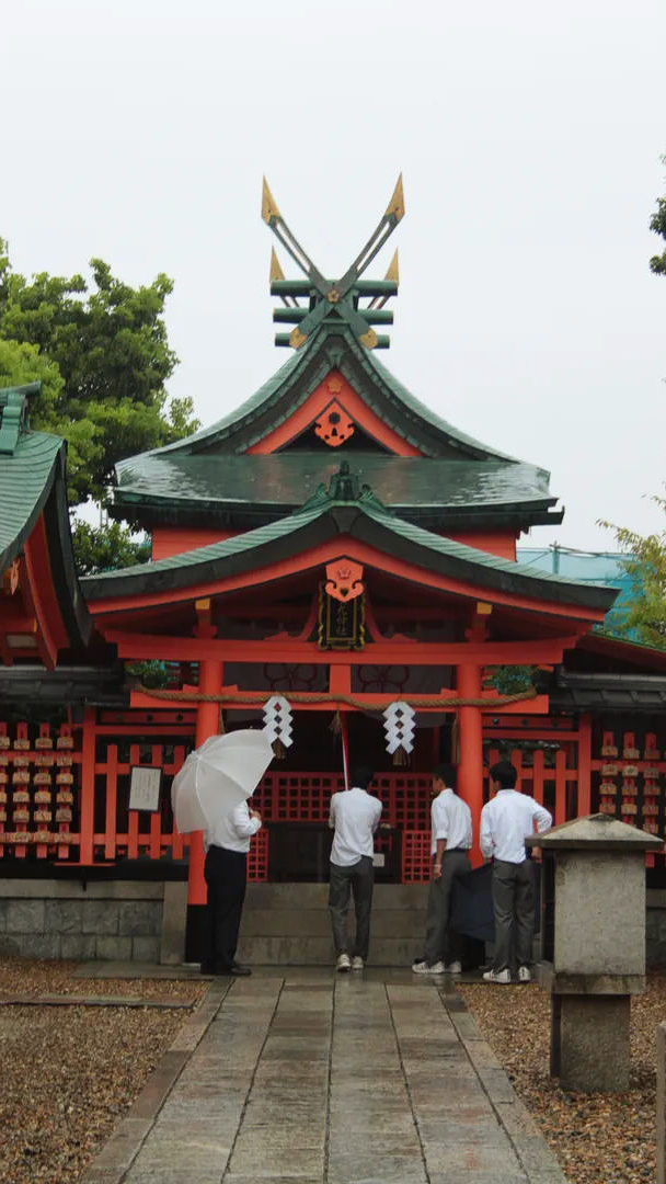 Widok na mniejsze budynki świątynne w Fushimi Inari Taisha