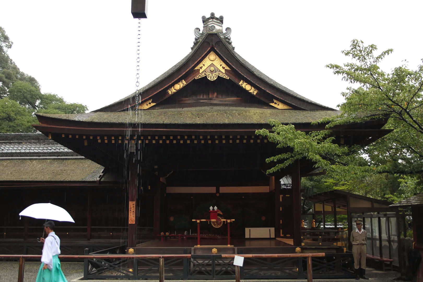 Świątynia w Fushimi Inari otoczona drzewami w deszczowy dzień