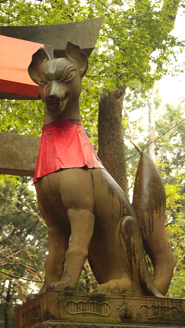Posąg lisa w Fushimi Inari Taisha, symbolizujący opiekuna świątyni
