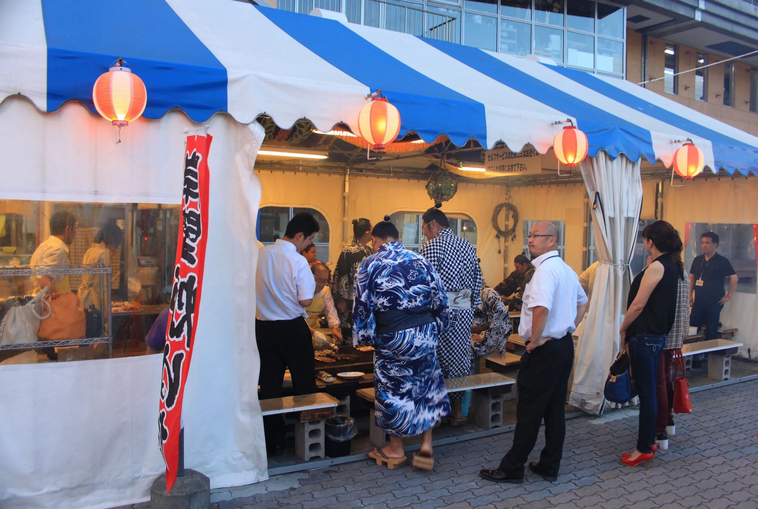 Zawodnicy sumo czekający przed restauracją robayaki w Kushiro