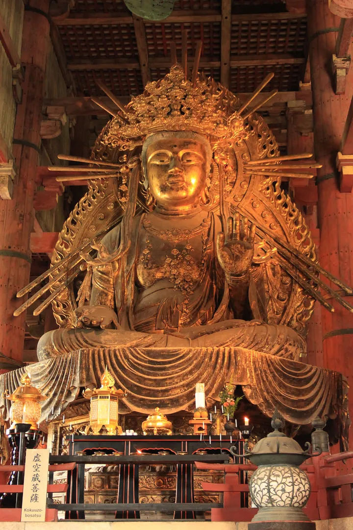 Złota statuetka Buddy w Tōdai-ji