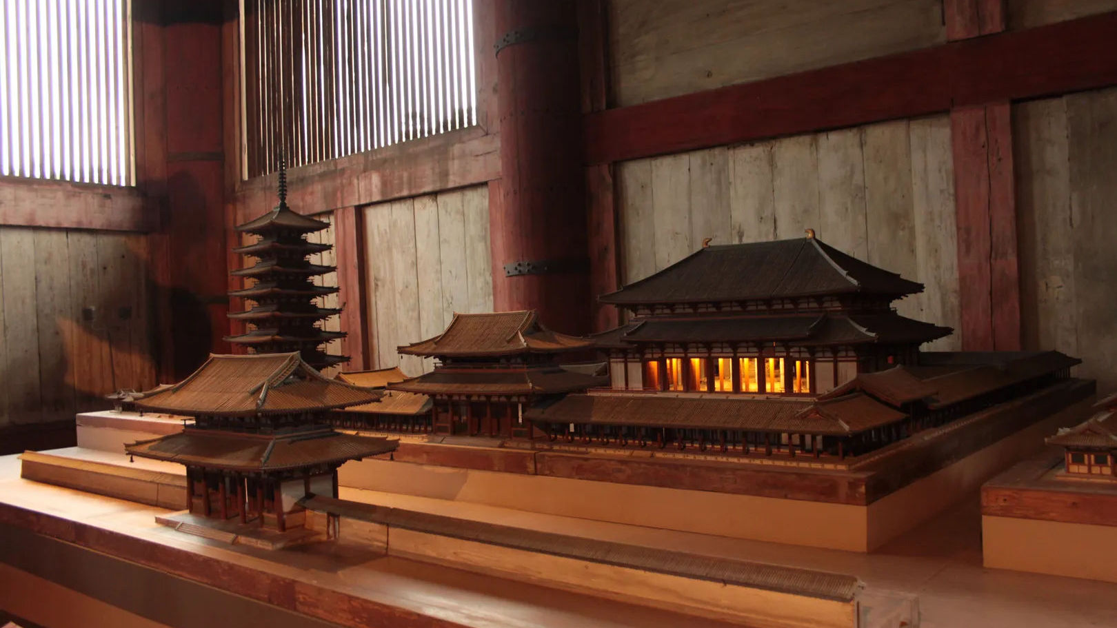 Model Tōdai-ji z miniaturowymi pagodami