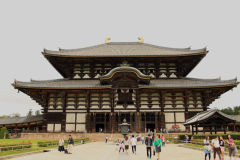 Świątynia Tōdai-ji w Nara, Japonia, z grupą turystów przed wejściem
