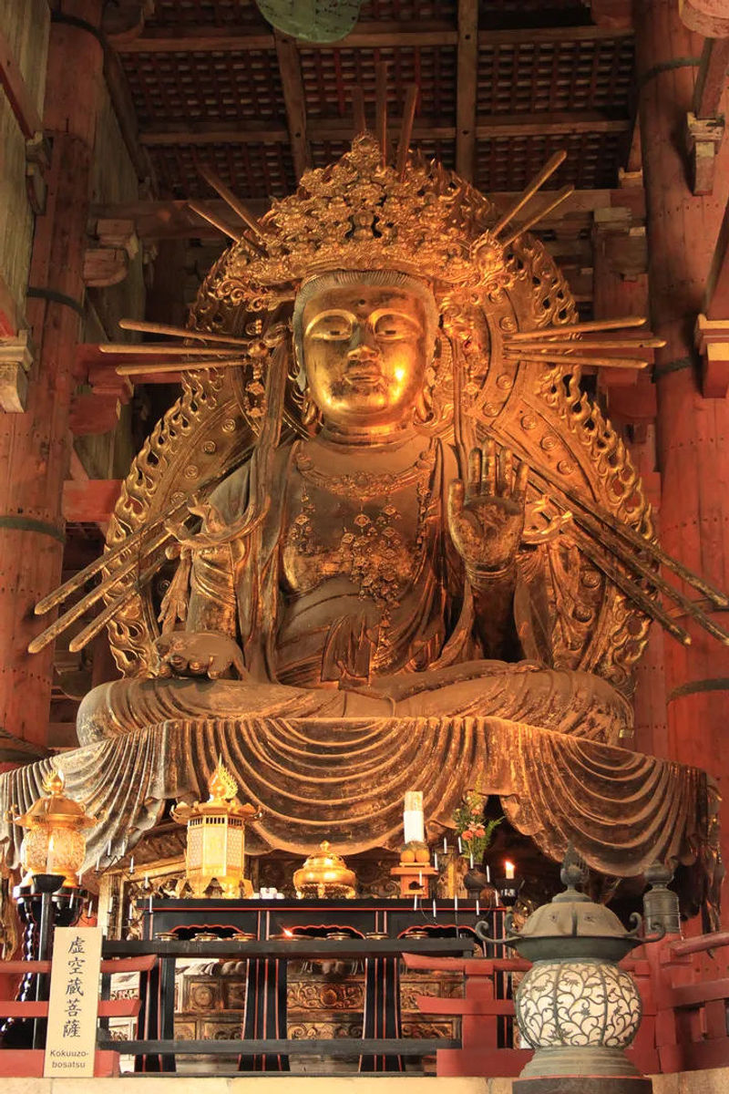 Złota statuetka Buddy w Tōdai-ji