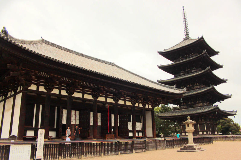 Świątynia Kōfuku-ji z pięciopiętrową pagodą w Nara, Japonia