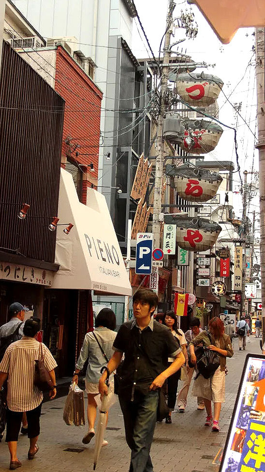 Kolorowe reklamy świetlne i szyldy w centrum Dotonbori, Osaka