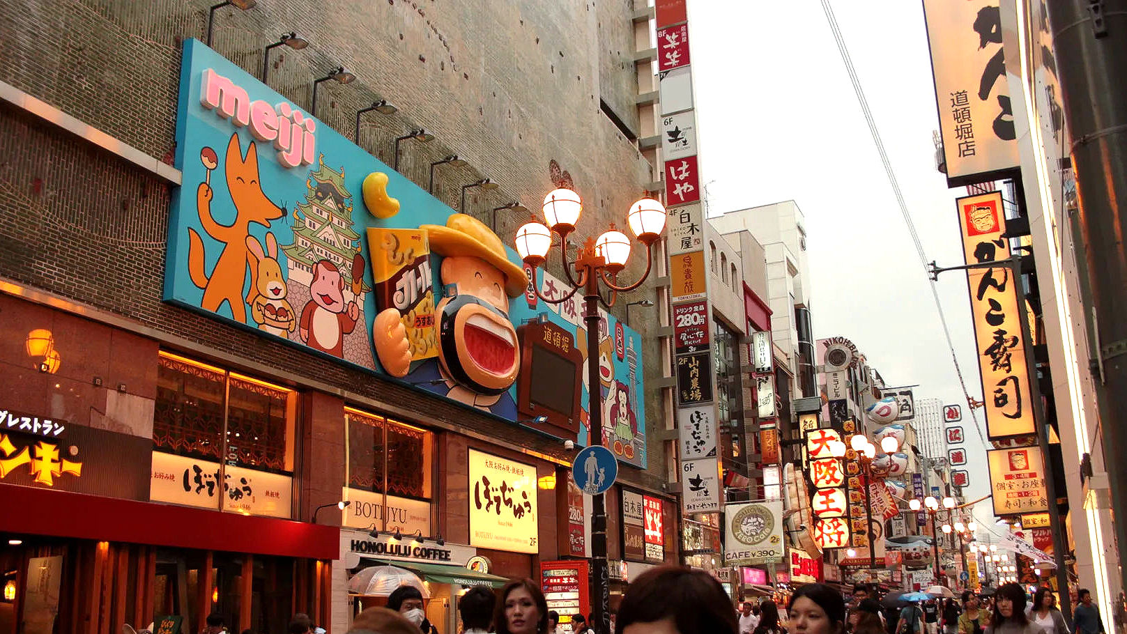 Popularne restauracje i sklepy z kolorowymi szyldami w Dotonbori, Osaka