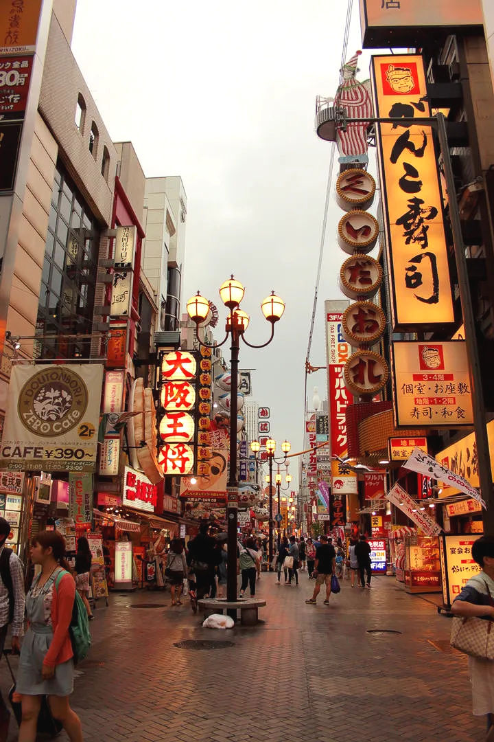 Ruchliwa ulica pełna restauracji i sklepów w Dotonbori, Osaka
