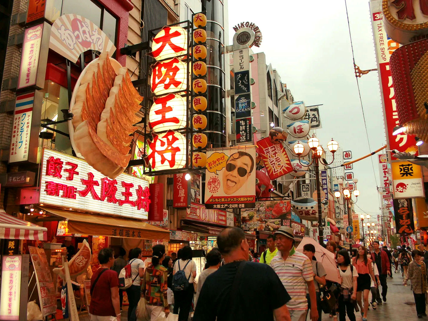 Neony i szyldy reklamowe na zatłoczonej ulicy w Dotonbori, Osaka