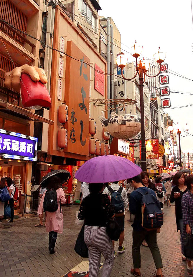 Szyldy restauracyjne na jednej z głównych ulic w Dotonbori, Osaka