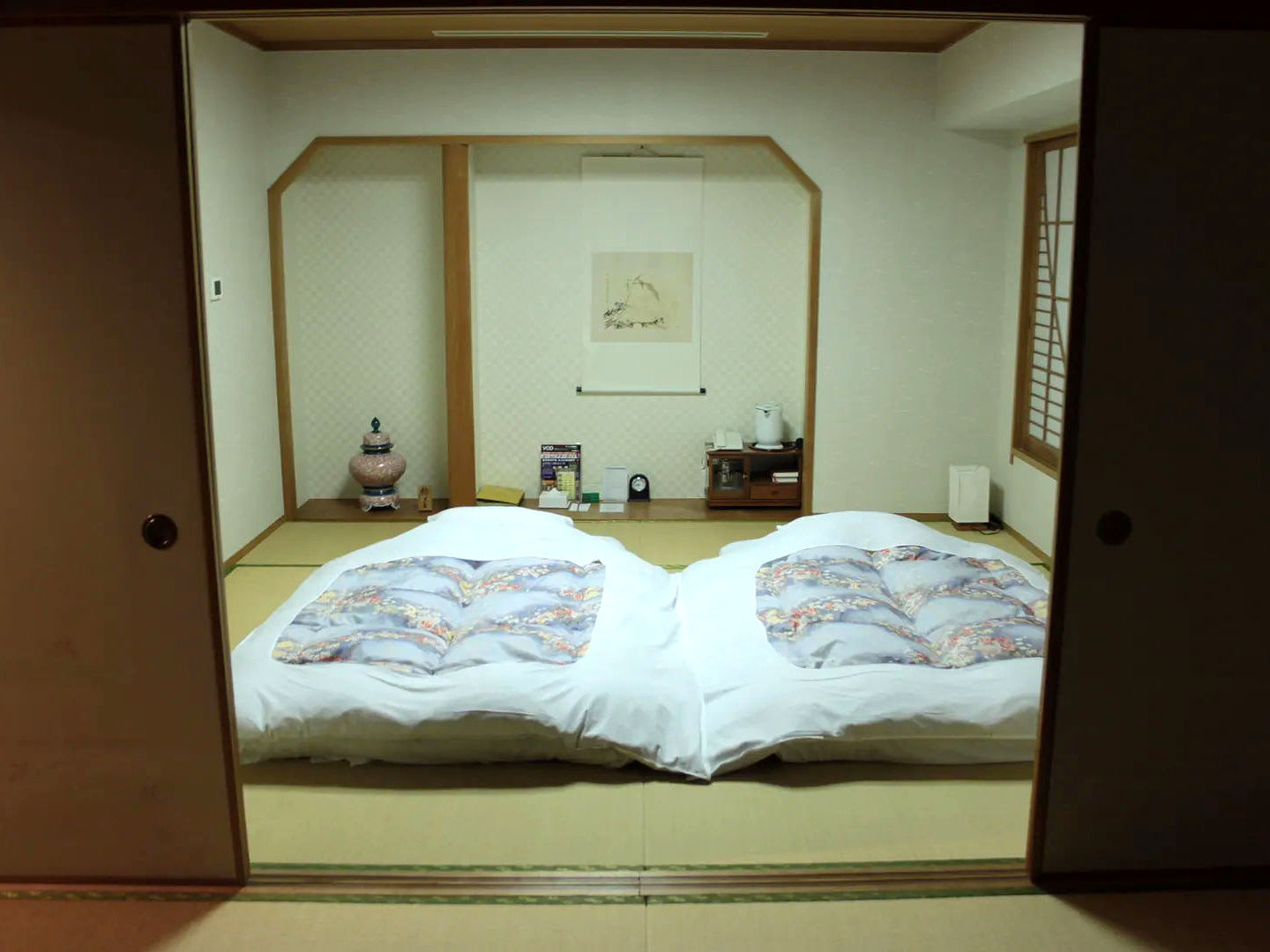Pokój w ryokanie z futonami do spania na podłodze tatami, Osaka