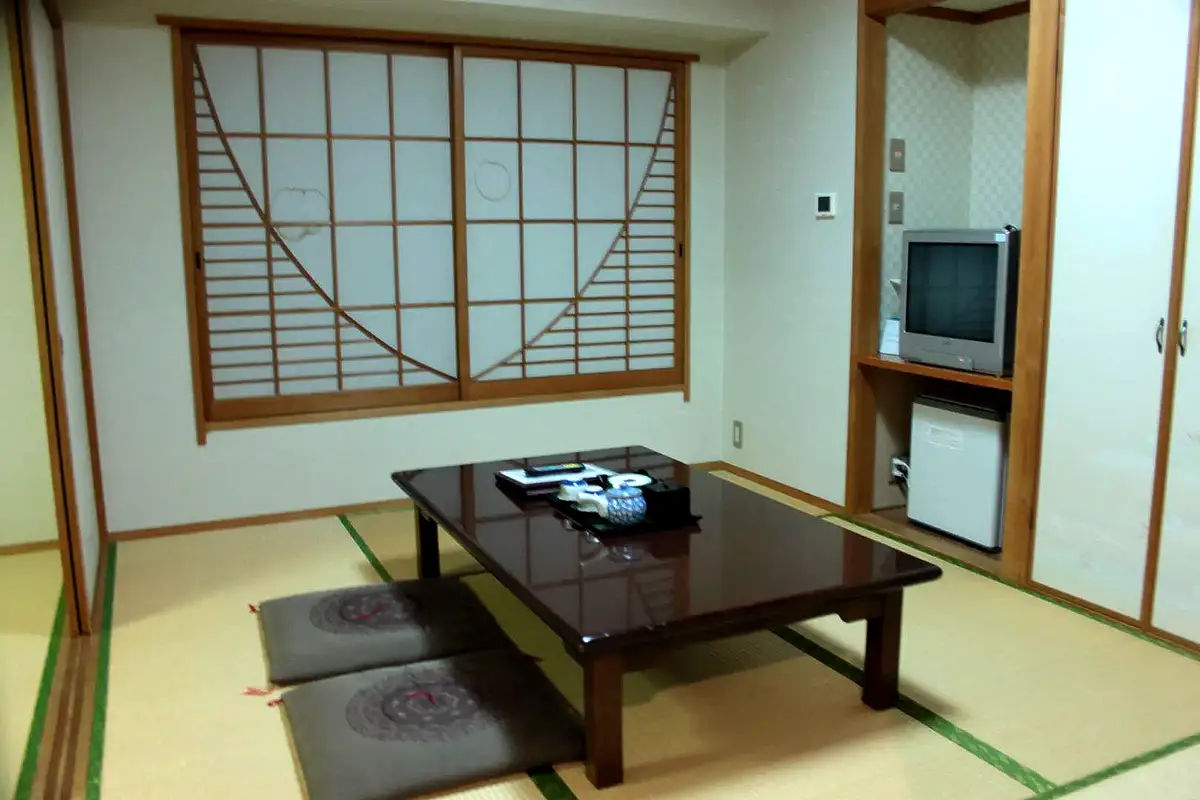Pokój w ryokanie z futonami do spania na podłodze tatami, Osaka