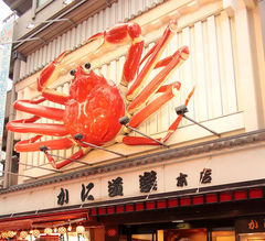 Duży model kraba na fasadzie restauracji w Japonii