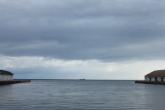 Widok na port w Otaru, Japonia, z spokojną wodą i pochmurnym niebem