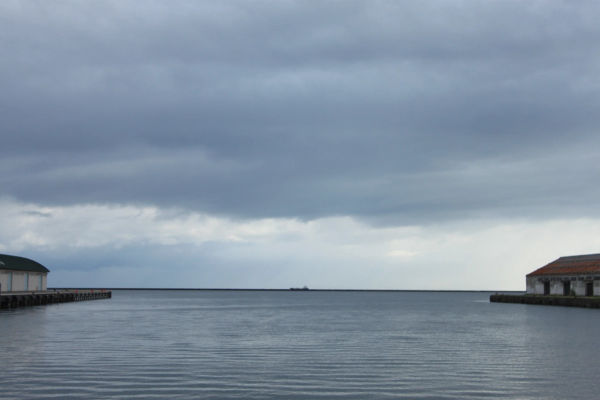 Widok na port w Otaru, Japonia, z spokojną wodą i pochmurnym niebem