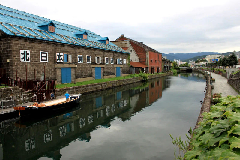 Kanał w Otaru z historycznymi magazynami portowymi z cegły – symbol dawnego handlowego portu na Hokkaido