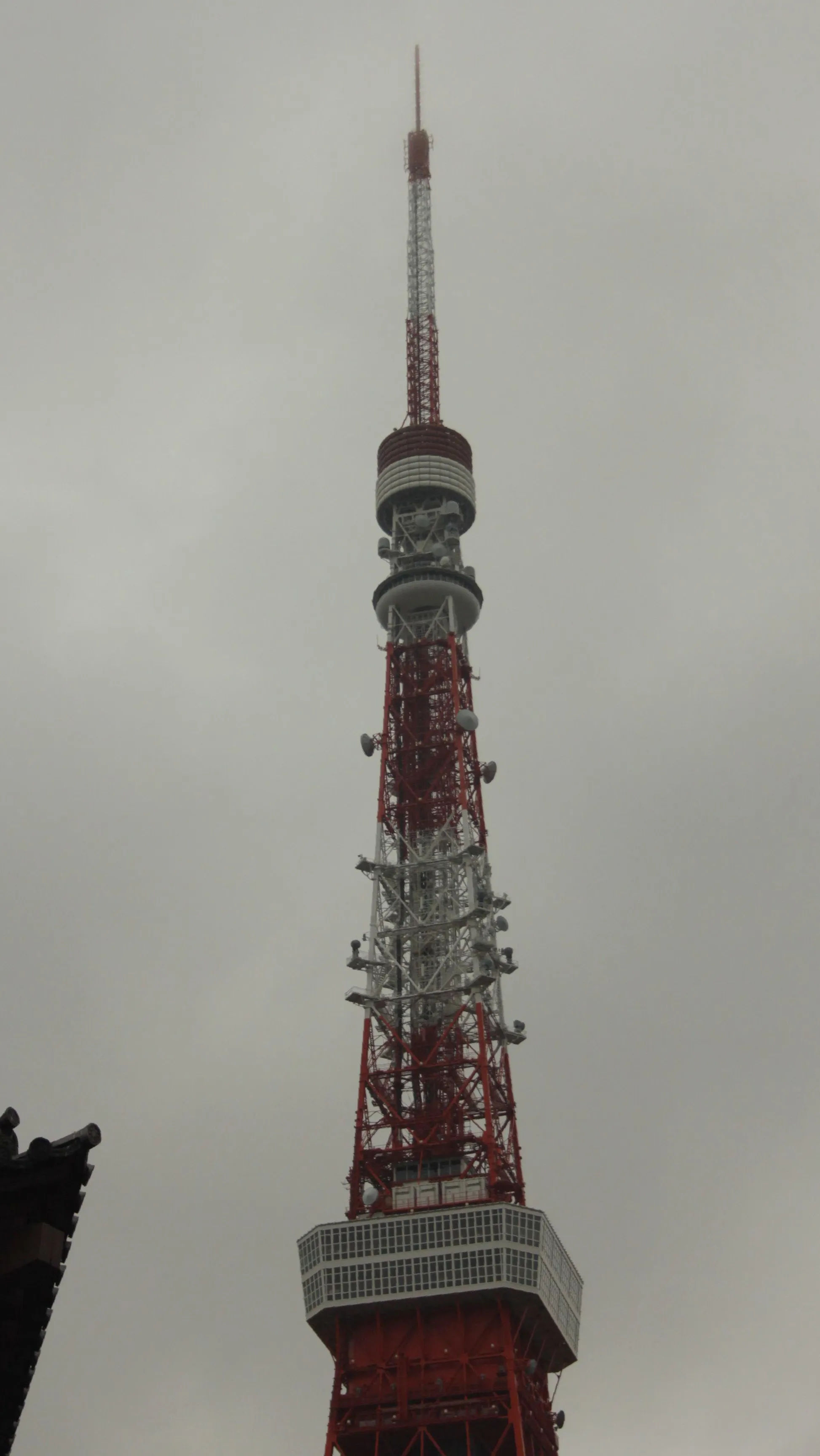 Zbliżenie na Tokyo Tower, z widoczną czerwoną konstrukcją.