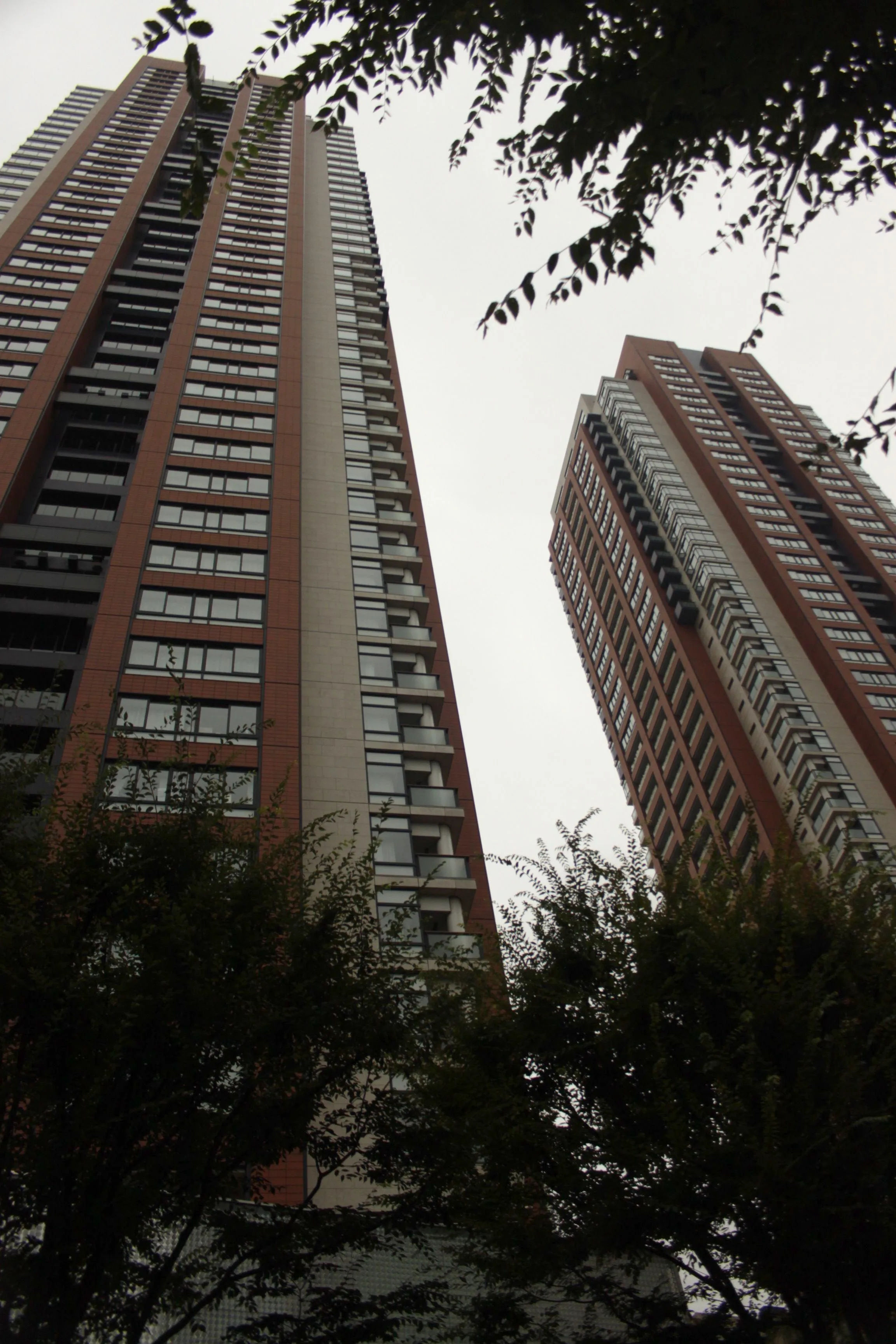 Wysokie wieżowce mieszkalne w dzielnicy Roppongi, widok z poziomu ulicy.