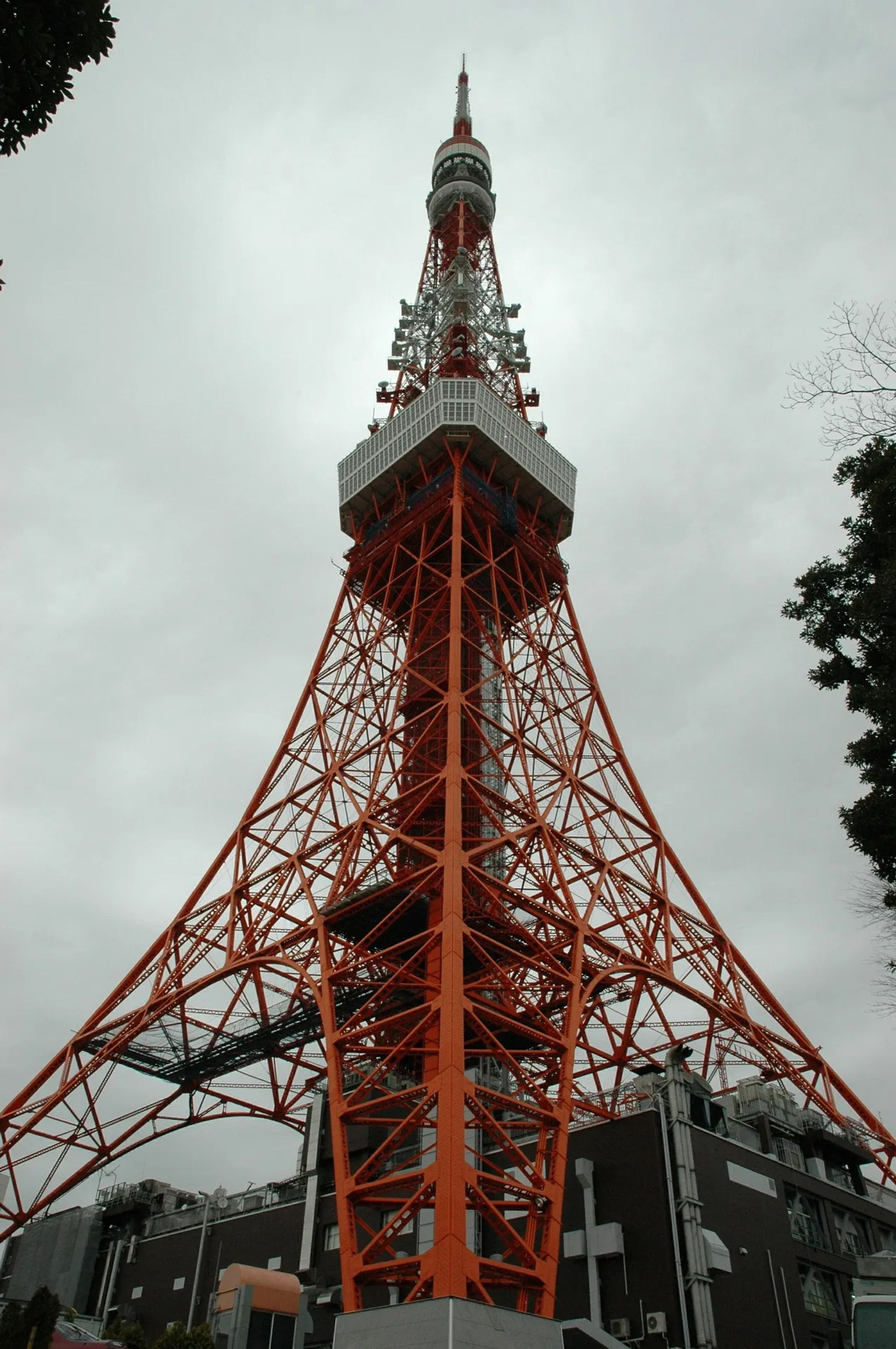 Zbliżenie na Tokyo Tower, z widoczną czerwoną konstrukcją