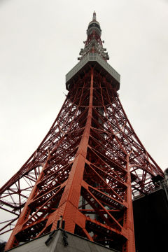 Tokyo Tower podświetlona na czerwono, widok z perspektywy ulicy w Tokio