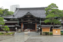 Świątynia Sengaku-ji w Tokio, Japonia, z otaczającymi drzewami i placem przed wejściem