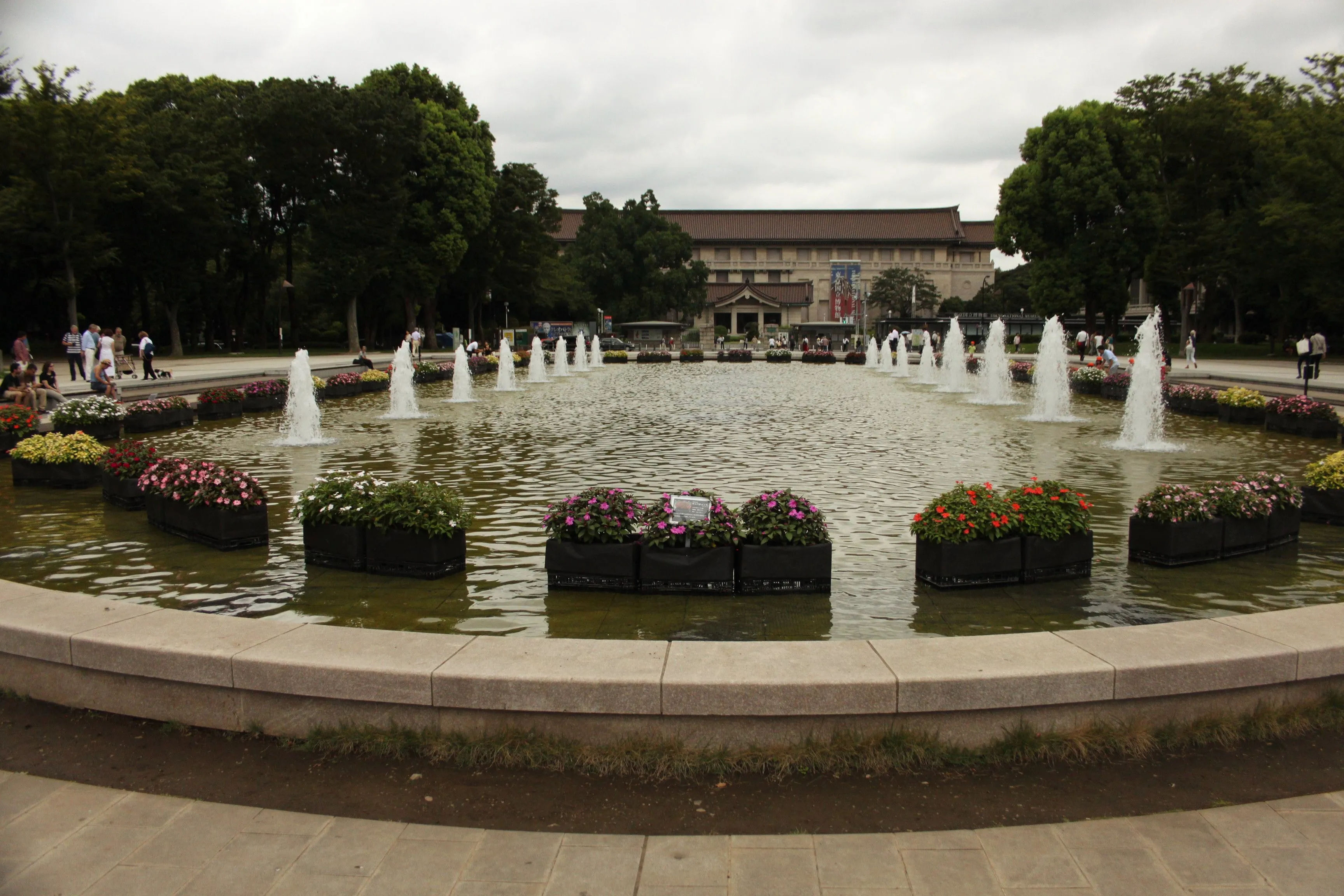 Fontanna przed Muzeum Tokio w parku Ueno