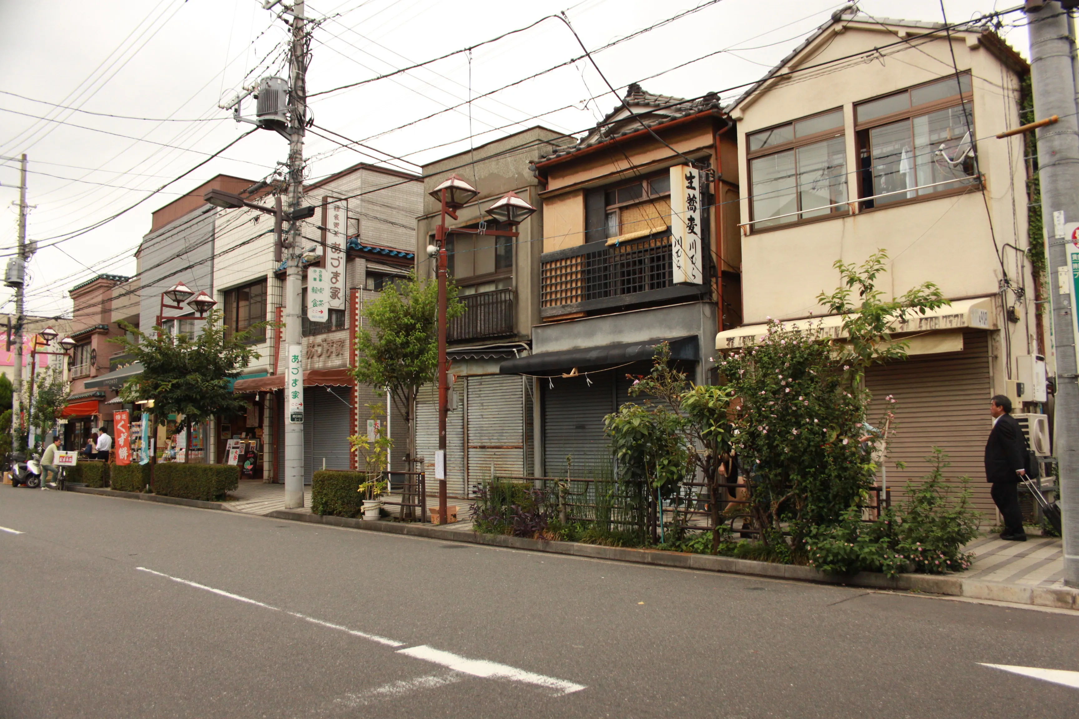 Ulica z tradycyjnymi budynkami w dzielnicy Yanaka w Tokio, zachowująca starą architekturę