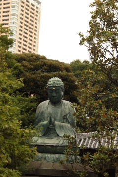 Posąg Buddy w ogrodzie świątyni Tennō-ji, Tokio, Japonia