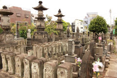 Cmentarz z kamiennymi nagrobkami w świątyni Jomyoin, Tokio, Japonia