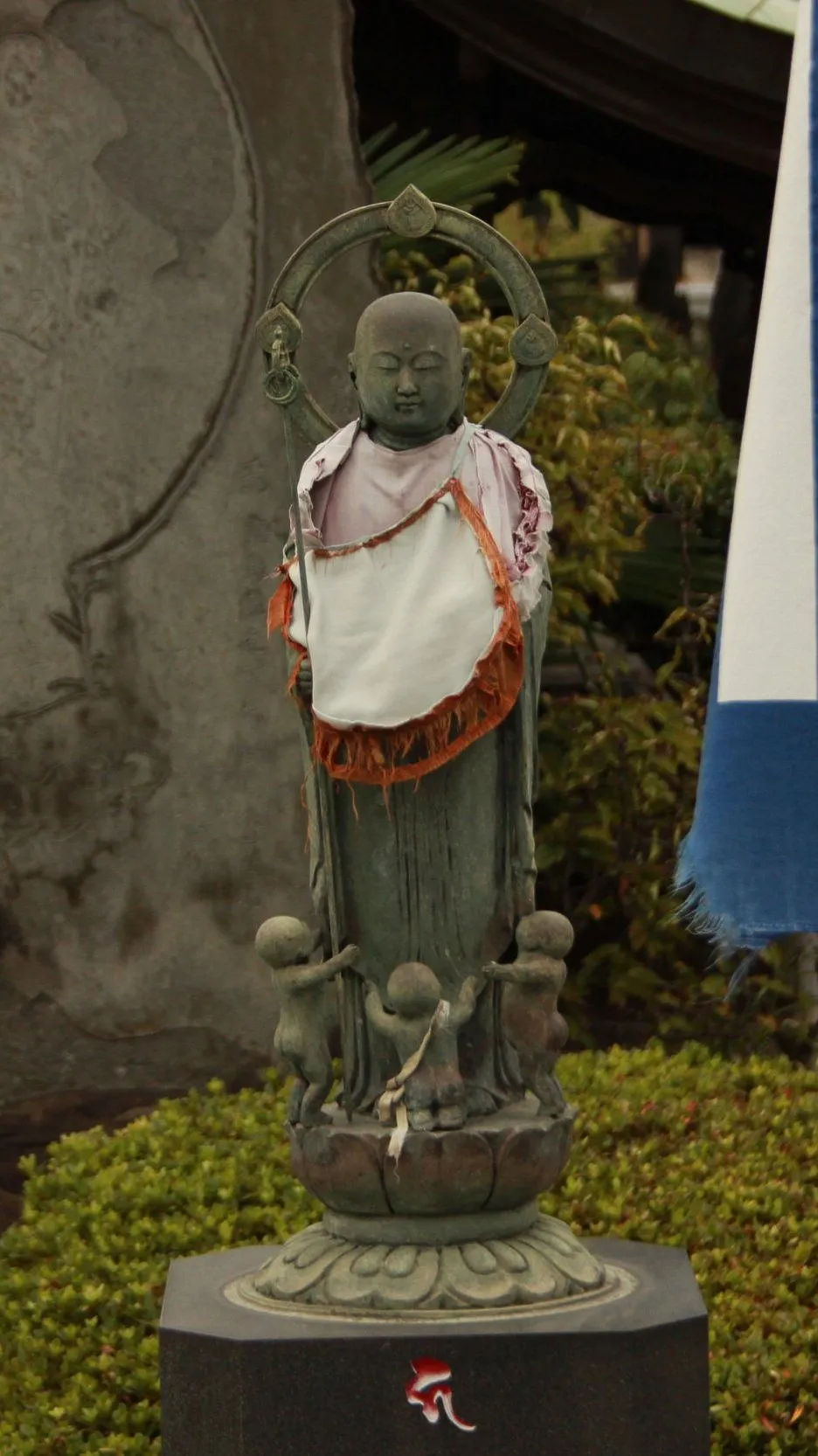 kamienny pomnik Bodhisattwy Jizo.