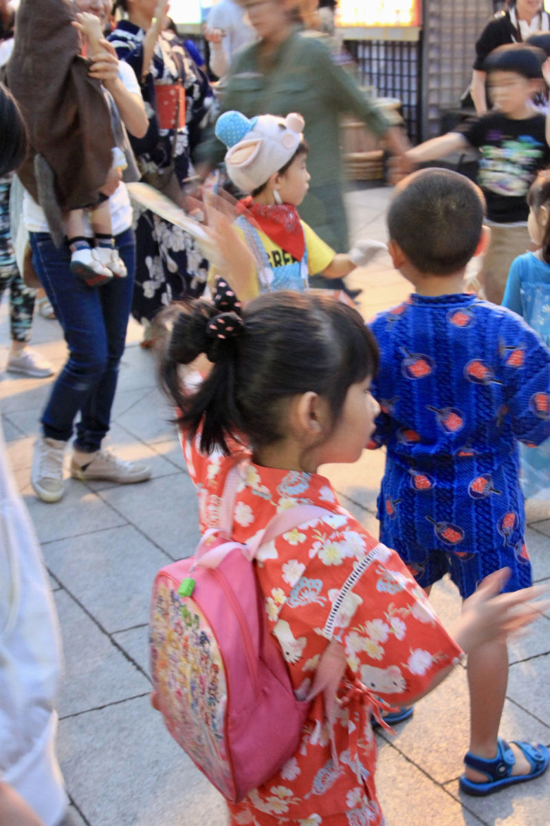 Oświetlona scena podczas festiwalu Bon Odori w Parku Odori w Sapporo, zdjęcie wykonane w nocy