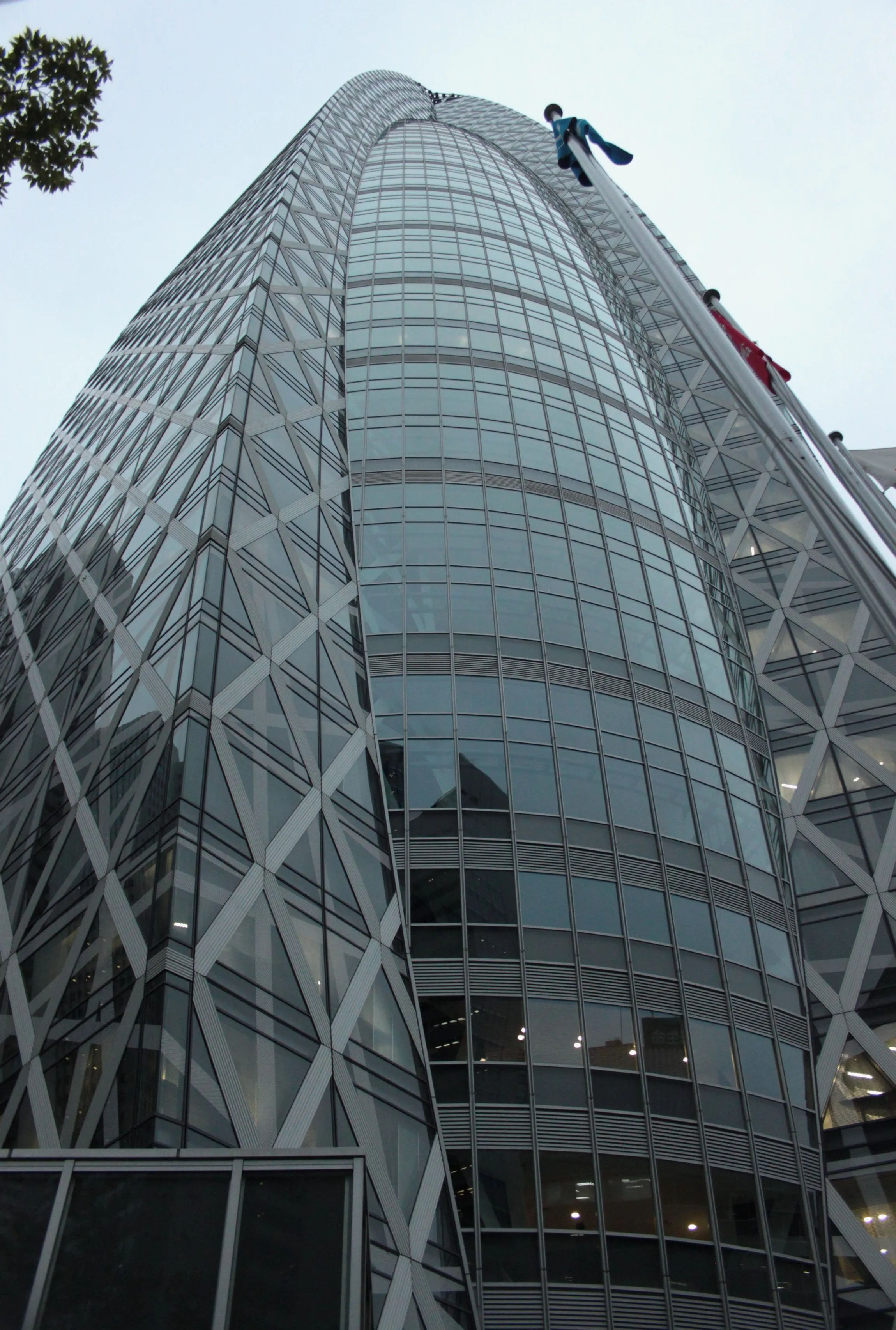 Nowoczesny wieżowiec o szklanej fasadzie w dzielnicy rządowej Shinjuku.